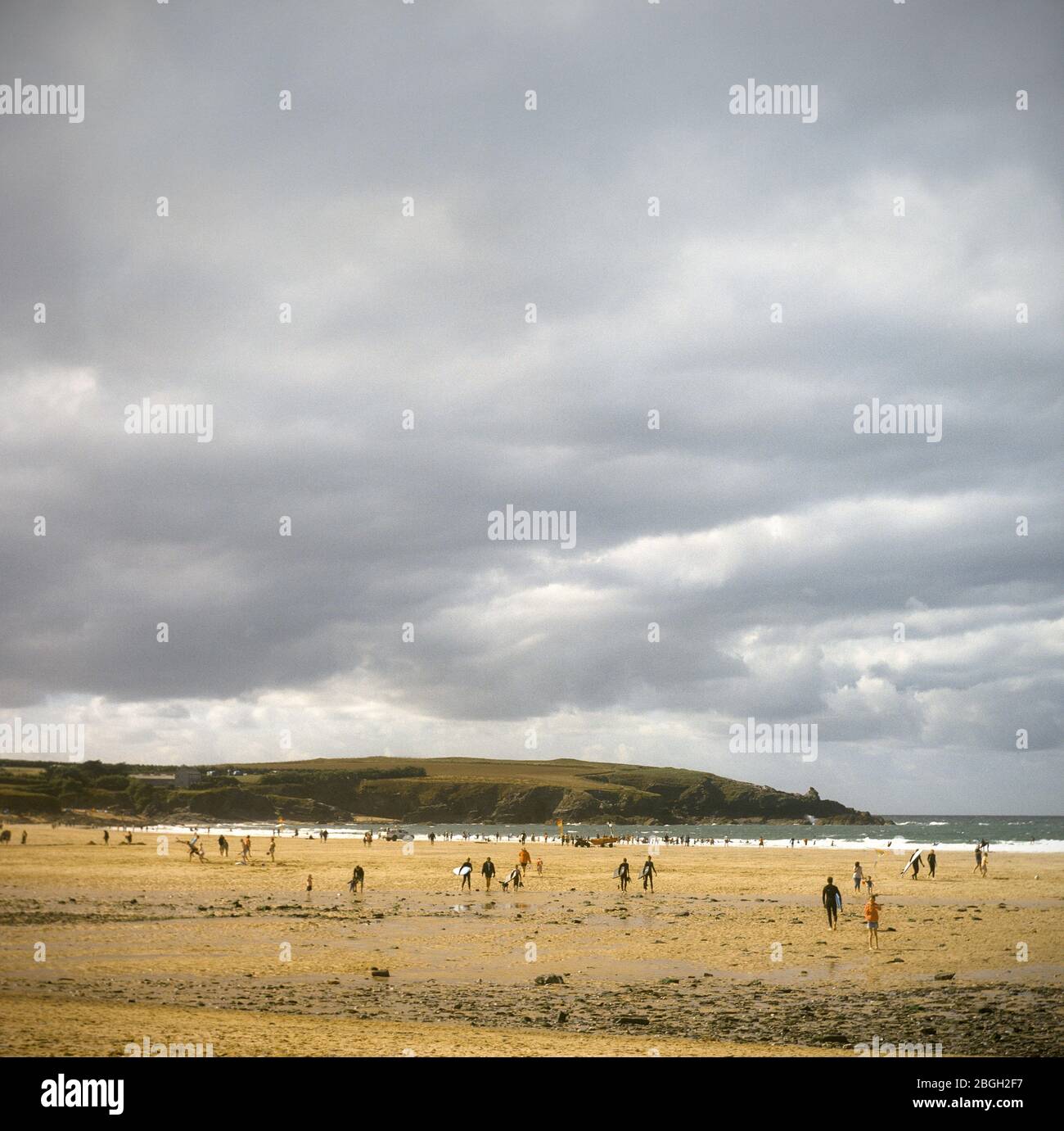 Strandszene mit wolkenverdeckter Himmel Stockfoto