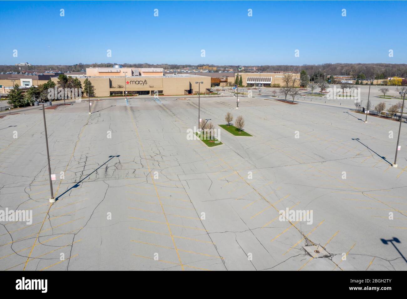 Dearborn, Michigan, USA. April 2020. Das Fairlane Town Center, ein großes regionales Einkaufszentrum in den Vororten von Detroit, ist wegen der Coronavirus-Pandemie geschlossen. Der Parkplatz ist leer. Kredit: Jim West/Alamy Live News Stockfoto