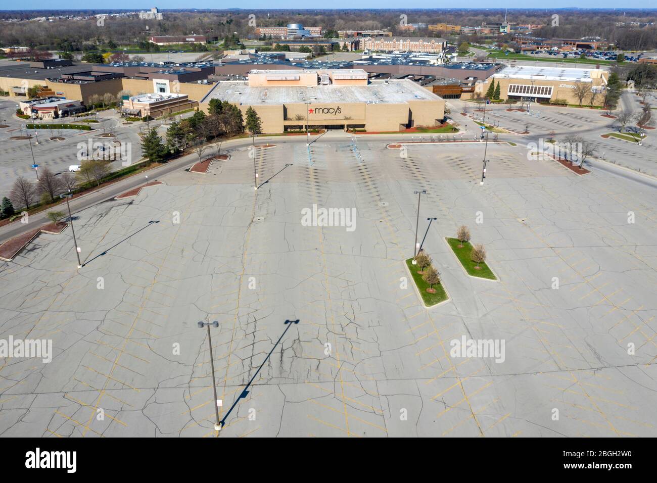 Dearborn, Michigan, USA. April 2020. Das Fairlane Town Center, ein großes regionales Einkaufszentrum in den Vororten von Detroit, ist wegen der Coronavirus-Pandemie geschlossen. Der Parkplatz ist leer. Kredit: Jim West/Alamy Live News Stockfoto