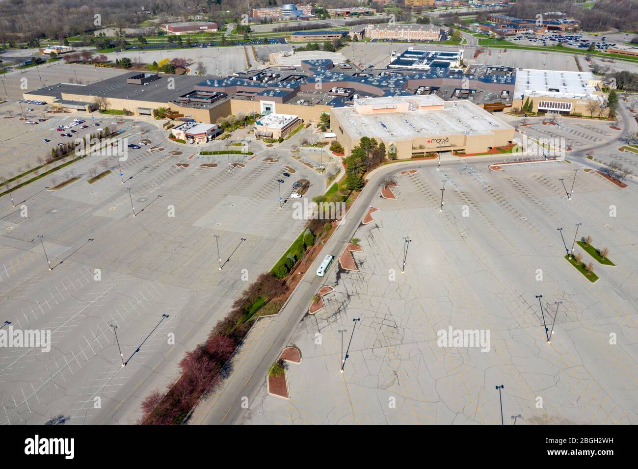 Dearborn, Michigan, USA. April 2020. Das Fairlane Town Center, ein großes regionales Einkaufszentrum in den Vororten von Detroit, ist wegen der Coronavirus-Pandemie geschlossen. Der Parkplatz ist leer. Kredit: Jim West/Alamy Live News Stockfoto