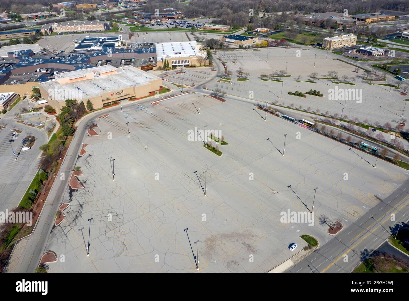 Dearborn, Michigan, USA. April 2020. Das Fairlane Town Center, ein großes regionales Einkaufszentrum in den Vororten von Detroit, ist wegen der Coronavirus-Pandemie geschlossen. Die Parkplätze für Macy's ahd JC Penny (rechts) sind leer. Kredit: Jim West/Alamy Live News Stockfoto