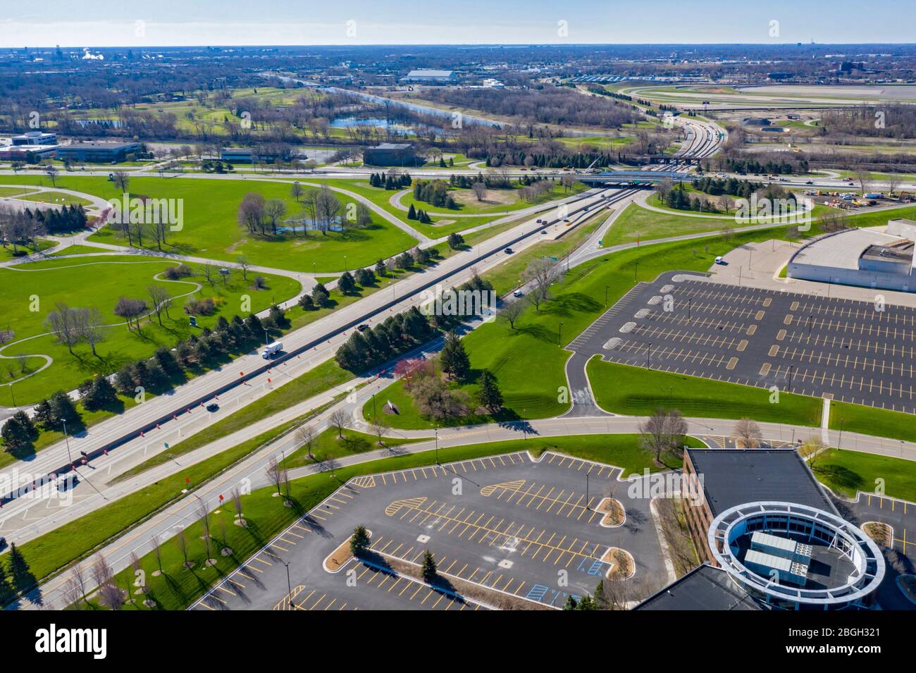 Dearborn, Michigan, USA. April 2020. Der Southfield Freeway sieht während der Coronavirus-Pandemie eher wie eine Landstraße aus. Kredit: Jim West/Alamy Live News Stockfoto