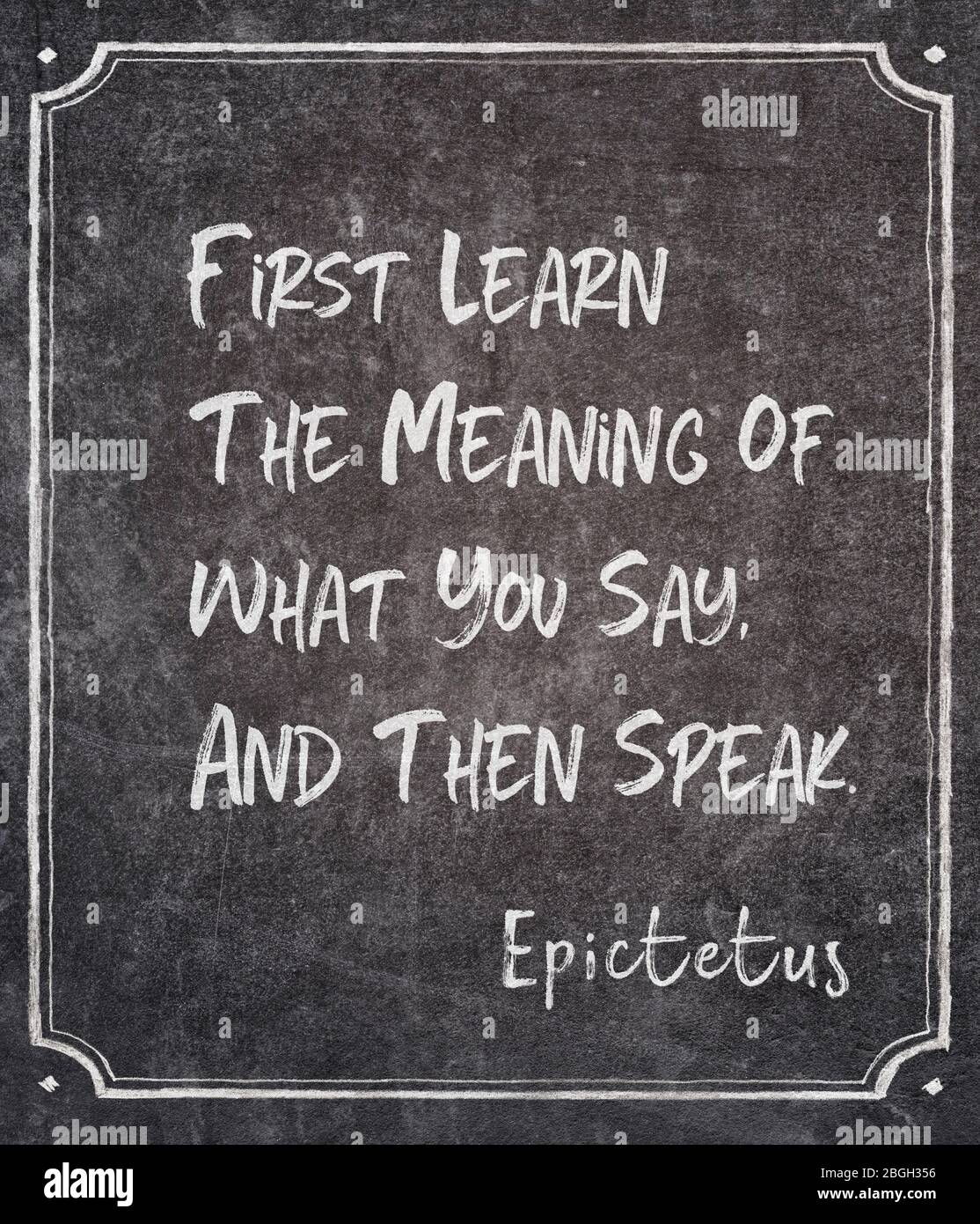 Lernen Sie zuerst die Bedeutung von dem, was Sie sagen, und sprechen Sie dann - alten griechischen Philosophen Epictetus Zitat auf gerahmten Tafel geschrieben Stockfoto