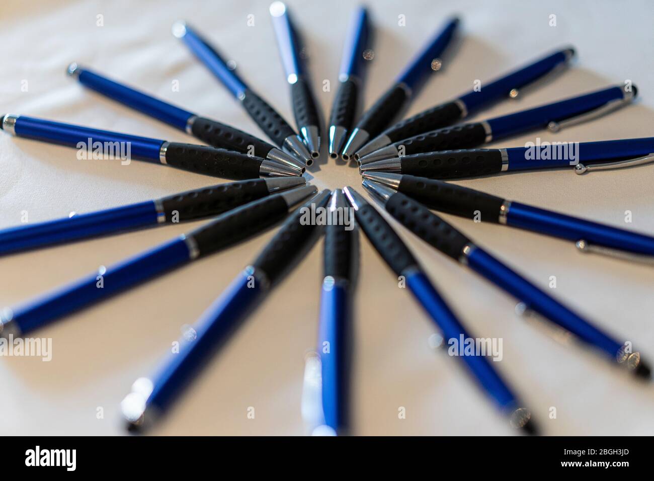 Verschiedene blaue und schwarze Stifte schön auf dem Tisch und bereit, verwendet werden Stockfoto