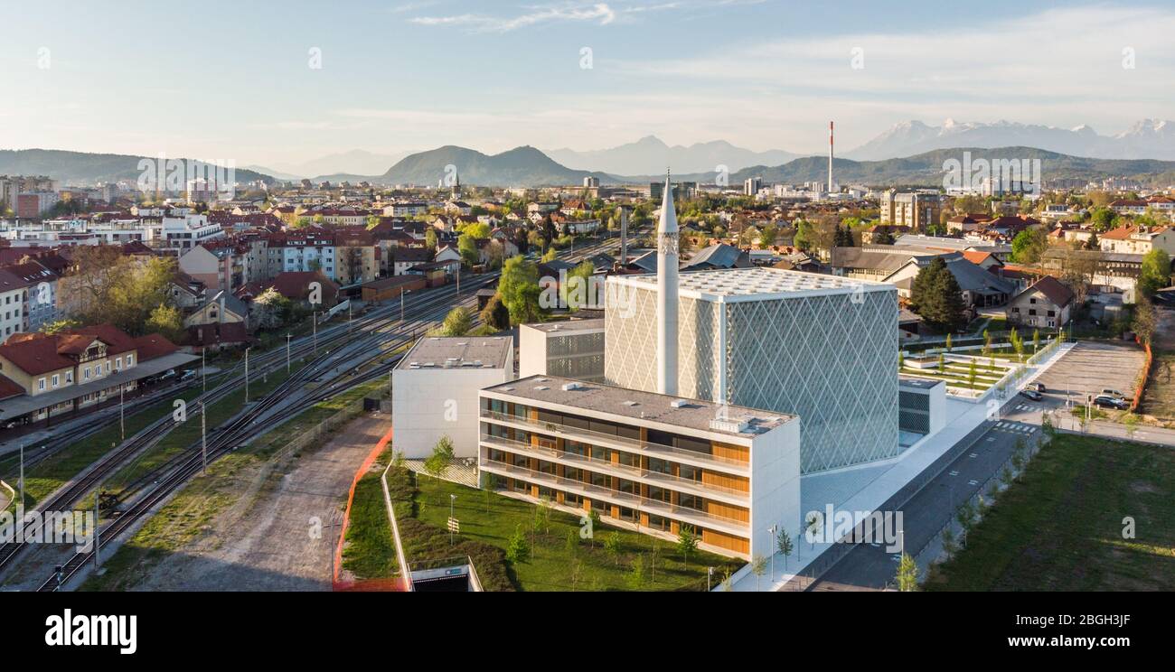 Moderne Archivarchitektur des islamischen religiösen Kulturzentrums im Bau in Ljubljana, Slowenien, Europa Stockfoto