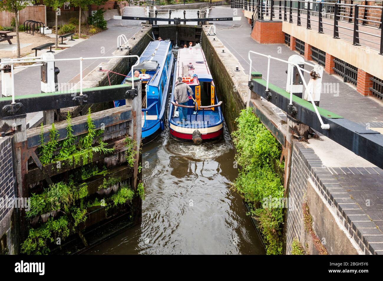 Zwei Schmalboote fahren durch Meadow Lane Lock auf dem Nottingham Beeston Canal, Nottingham, England, Großbritannien Stockfoto