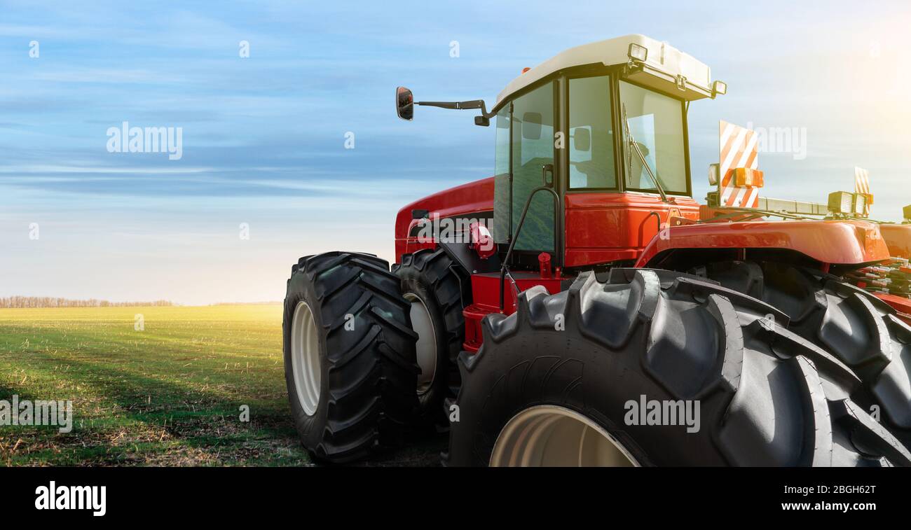 Rückansicht des Traktors auf einem landwirtschaftlichen Feld Stockfoto