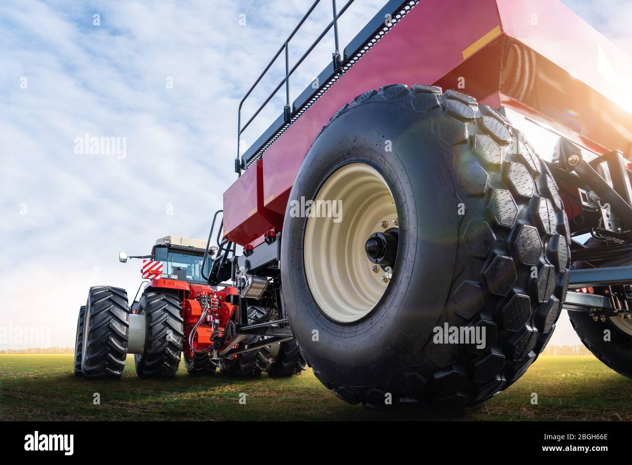 Rückansicht des Traktors auf einem landwirtschaftlichen Feld Stockfoto