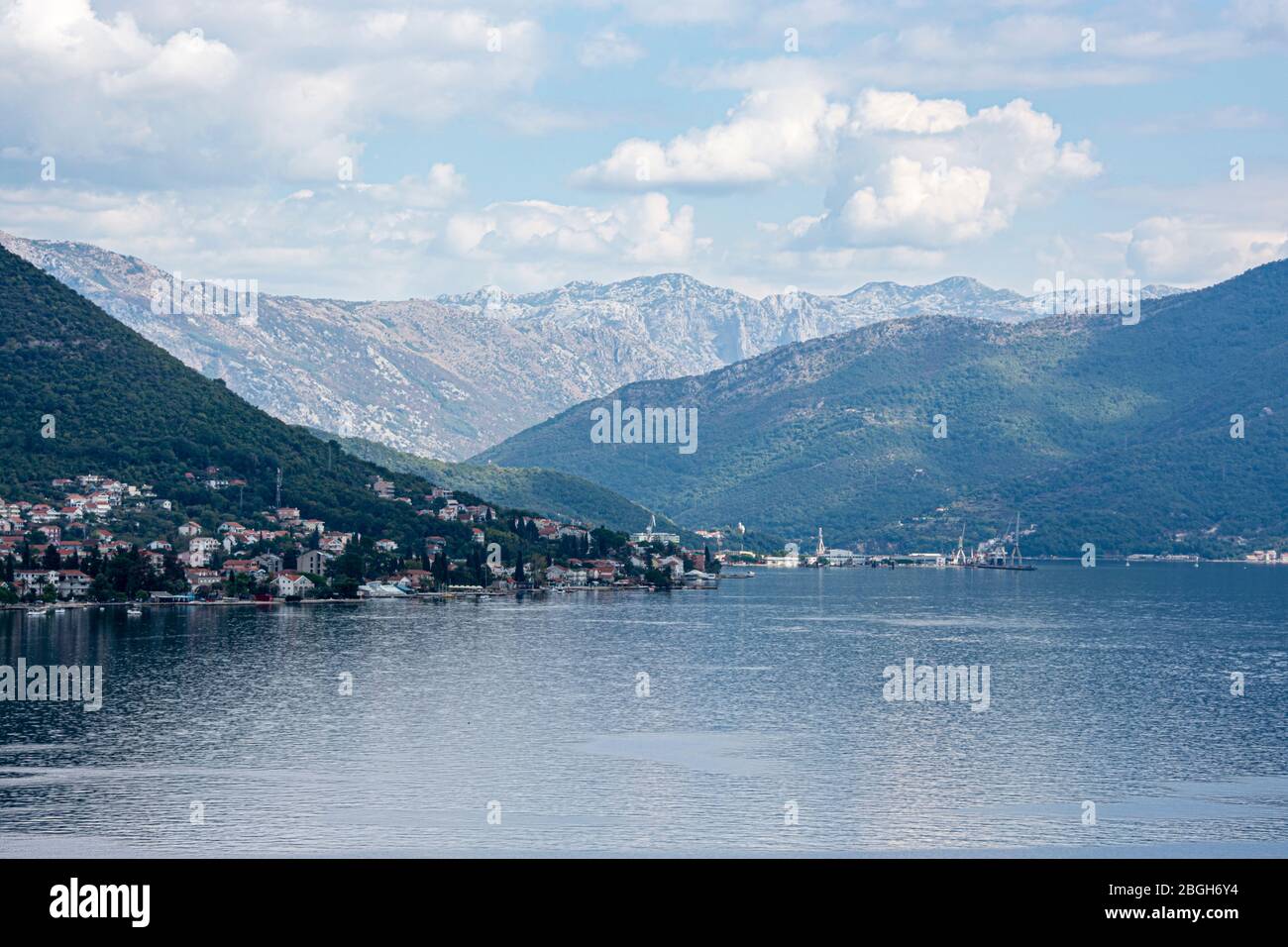 Blick auf die Stadt und die Berge am Ufer der Bucht von Kotor Stockfoto