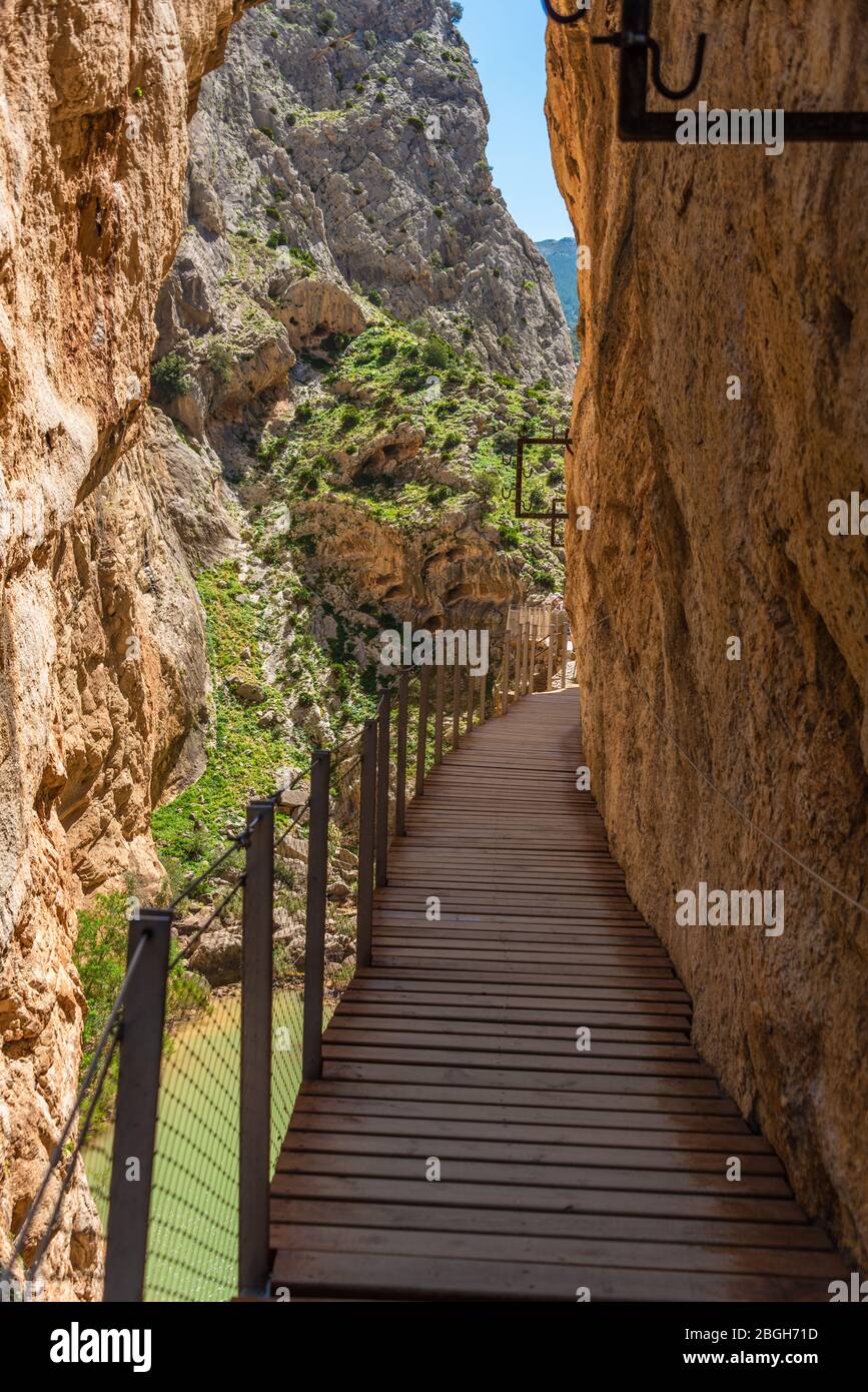 17. April 2018 - El Chorro, Spanien. Der rekonstruierte Weg des 3 km langen Caminito del Rey, der der Schlucht des Flusses Guadalhorce folgt. Stockfoto