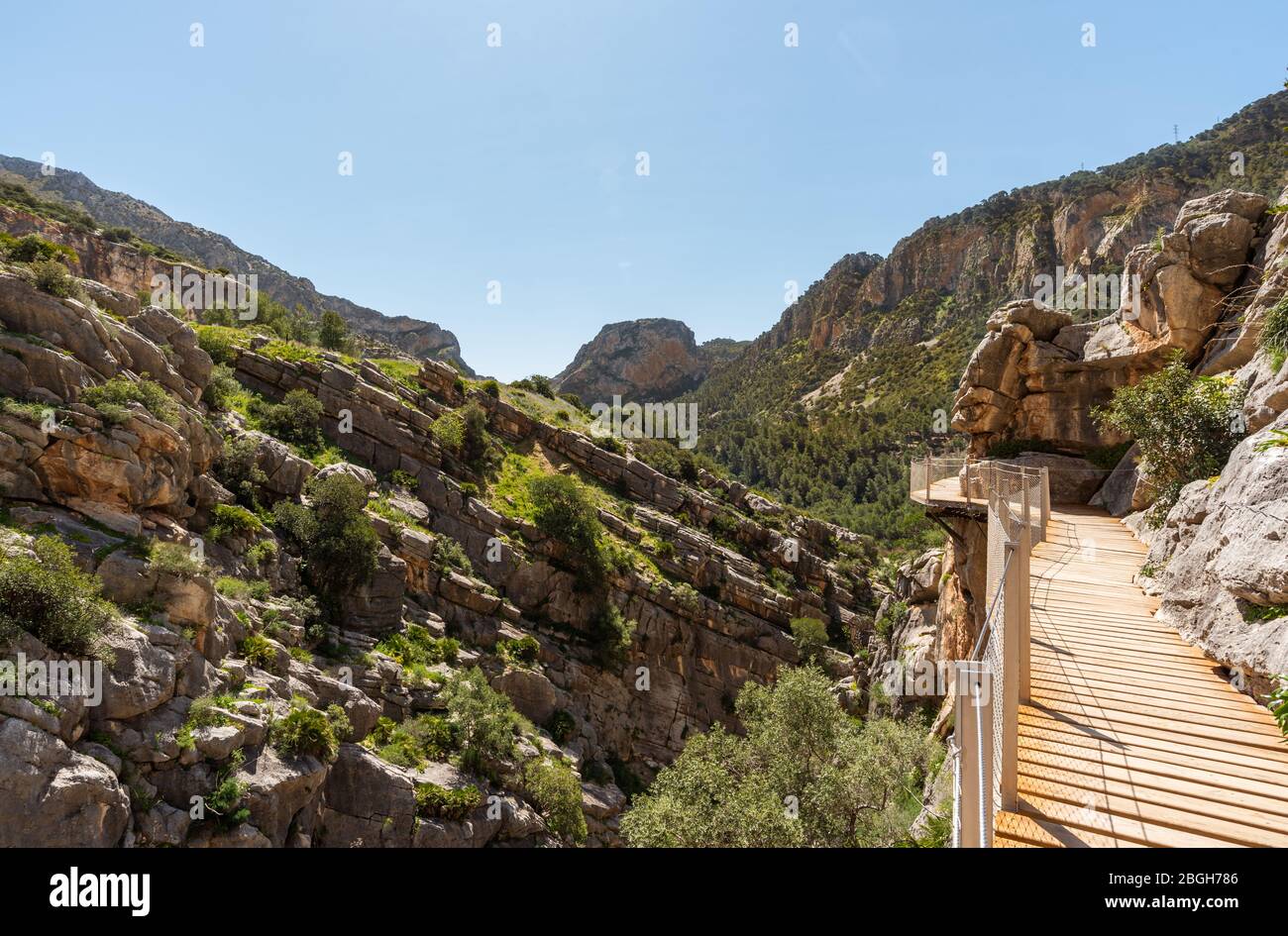 17. April 2018 - El Chorro, Spanien. Der rekonstruierte Weg des Caminito del rey, der durch die Schlucht Desfiladero de los Gaitanes gebaut wurde Stockfoto