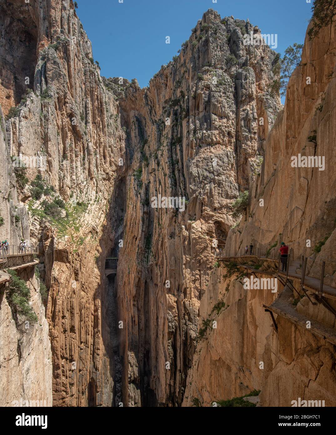 17. April 2018 - El Chorro, Spanien. Touristen zu Fuß die neu gebaute Caminito del Rey. Stockfoto