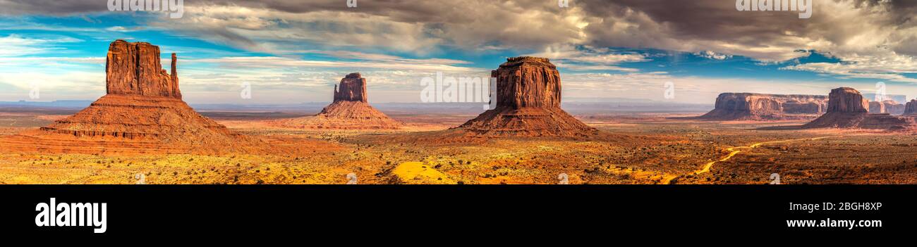 Panoramablick über die Fäustlinge, Monument Valley Navajo Tribal Park, Arizona, USA Stockfoto