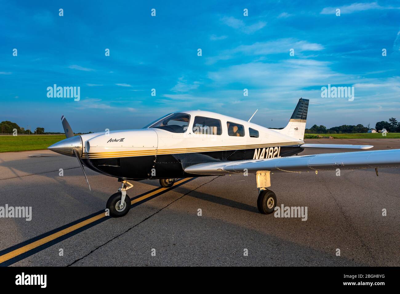 Piper Archer III auf der Rampe am Jackson County Airport. Stockfoto