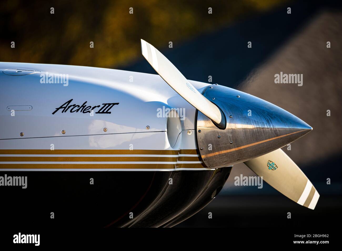 Der Propeller, der Spinner und die Verkleidung eines Flugzeugs der allgemeinen Luftfahrt. Stockfoto