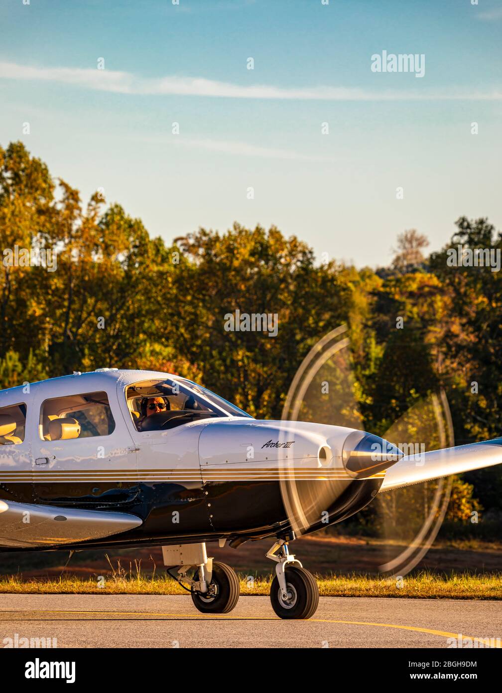 A Piper Archer III Taxis am Habersham County Airport. Stockfoto