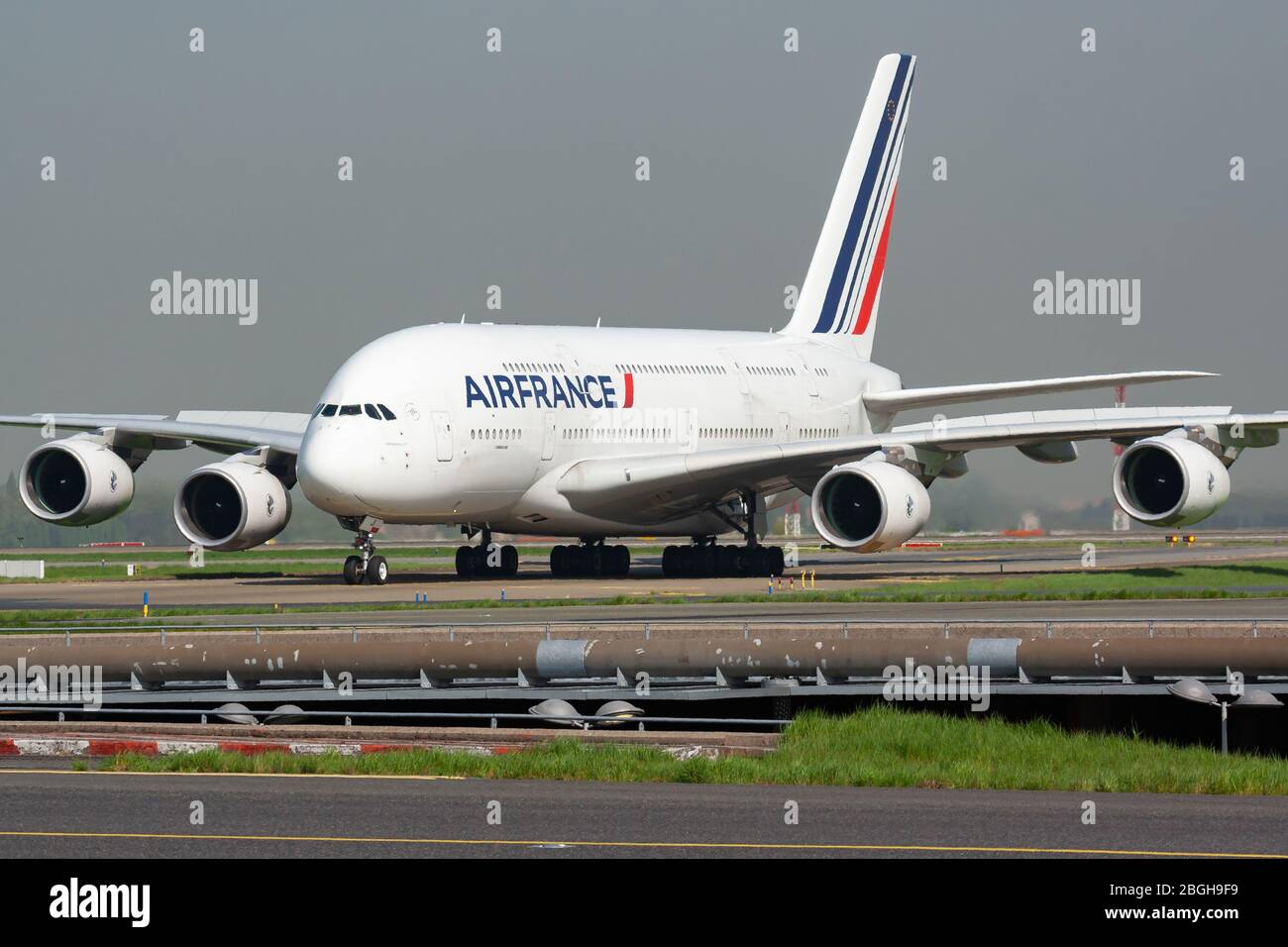 Paris/Frankreich - 24. April 2015: Air France Airbus A380 F-HPJI Passagierflugzeug Ankunft und Landung am Flughafen Paris Charles de Gaulle Stockfoto
