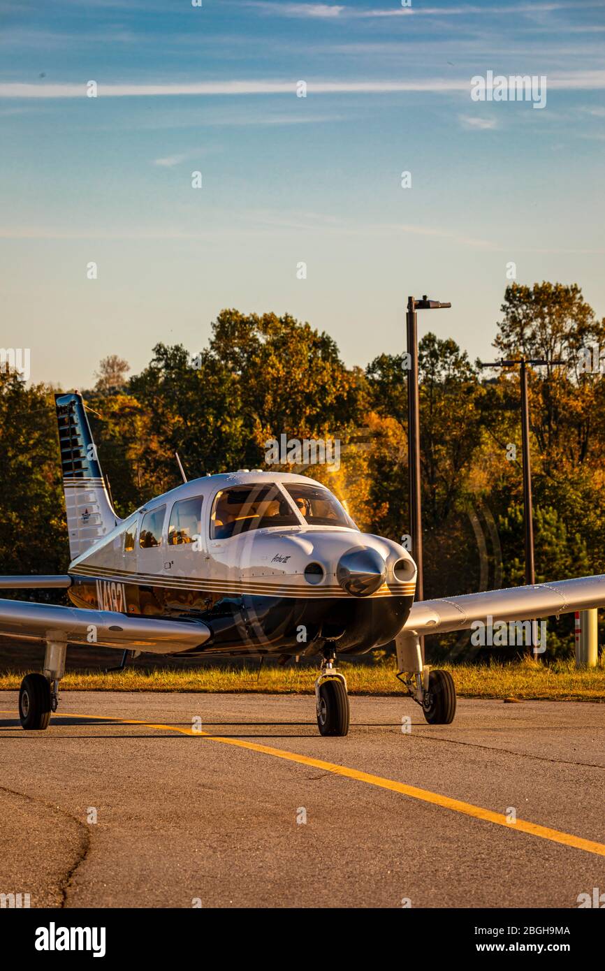 A Piper Archer III Taxis am Habersham County Airport. Stockfoto