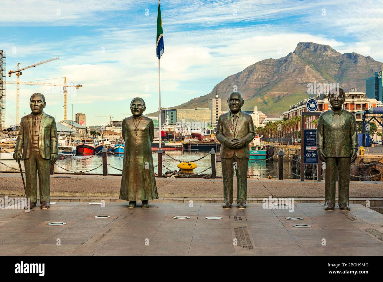 Kapstadt, Südafrika - 14. Mai 2015: Nobel-Platz mit den vier Statuen, die in der Reihenfolge von links an den verstorbenen Oberhaupt Albert Luthuli, Archbis erinnern Stockfoto