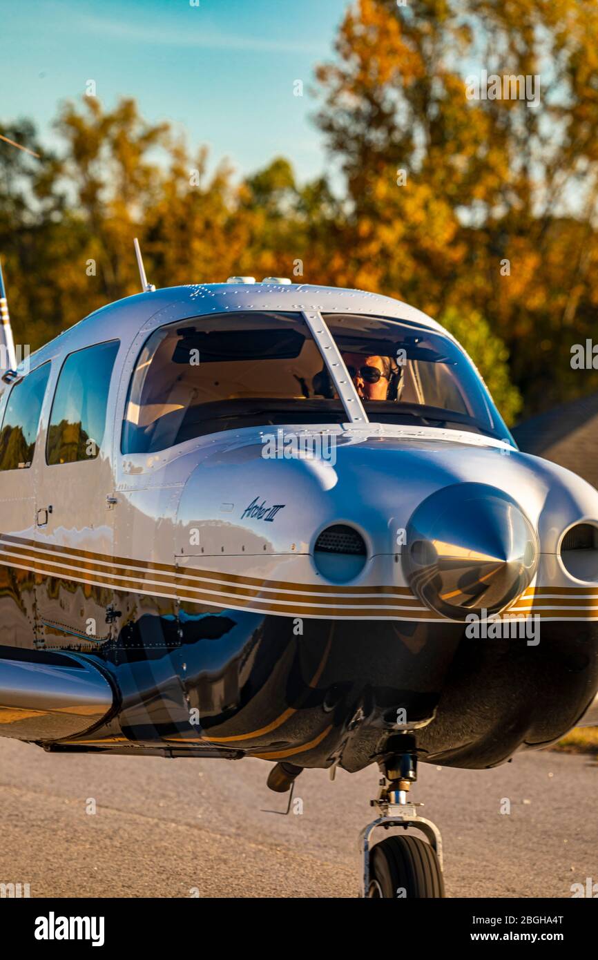A Piper Archer III Taxis am Habersham County Airport. Stockfoto