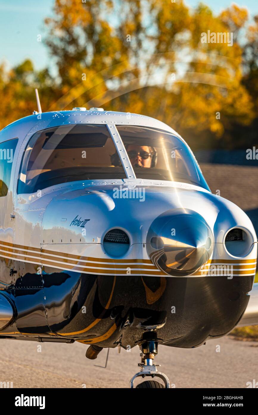 A Piper Archer III Taxis am Habersham County Airport. Stockfoto