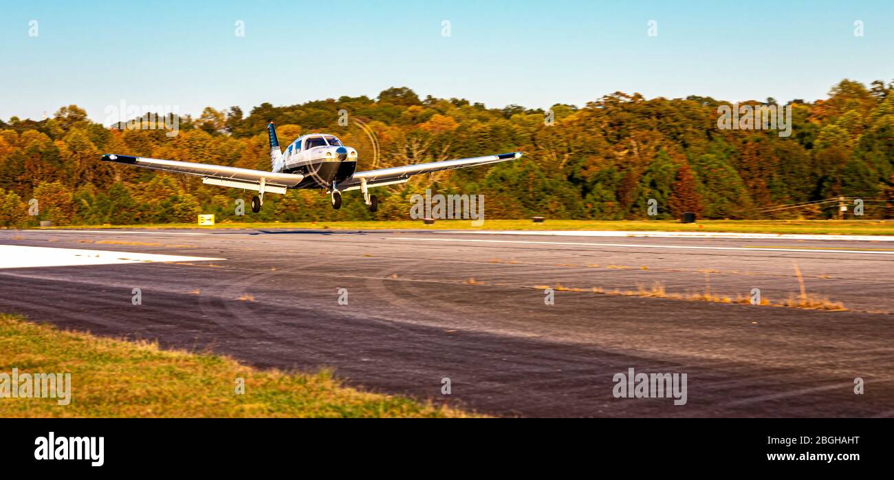 Ein zertifizierter Fluglehrer führt Übungslandungen am Habersham County Airport durch. Stockfoto