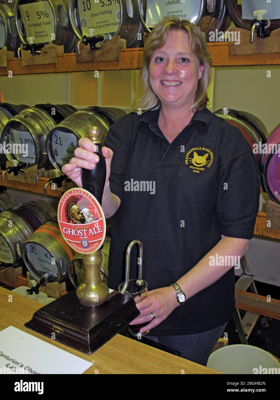 Lady Pulling Pint, Grappenhall Beer Festival, GYCA, Grappenhall Youth & Community Center, Bellhouse Lane, Grappenhall, Warrington, Cheshire, England, WA4 2SG Stockfoto