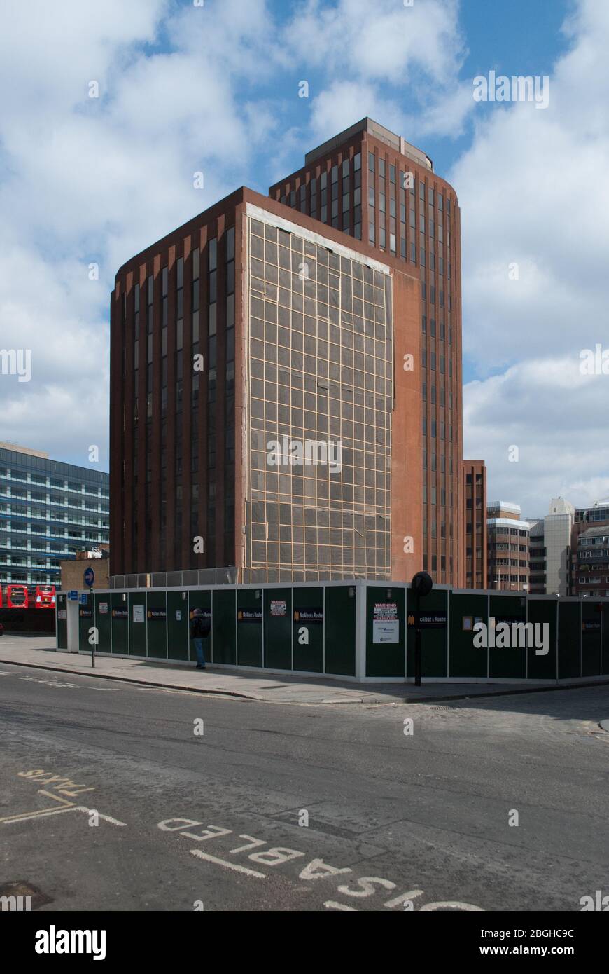 Red Tower Block Offices Latham House, 15 MinoriesTower, London EC3N 1AX Stockfoto