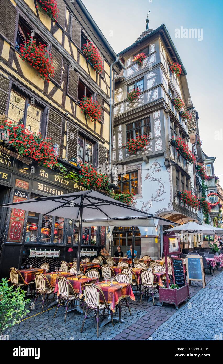 Traditionelles Elsass Restaurant in der Rue du Maroquin im historischen Stadtzentrum von Straßburg, Elsass, Frankreich Stockfoto