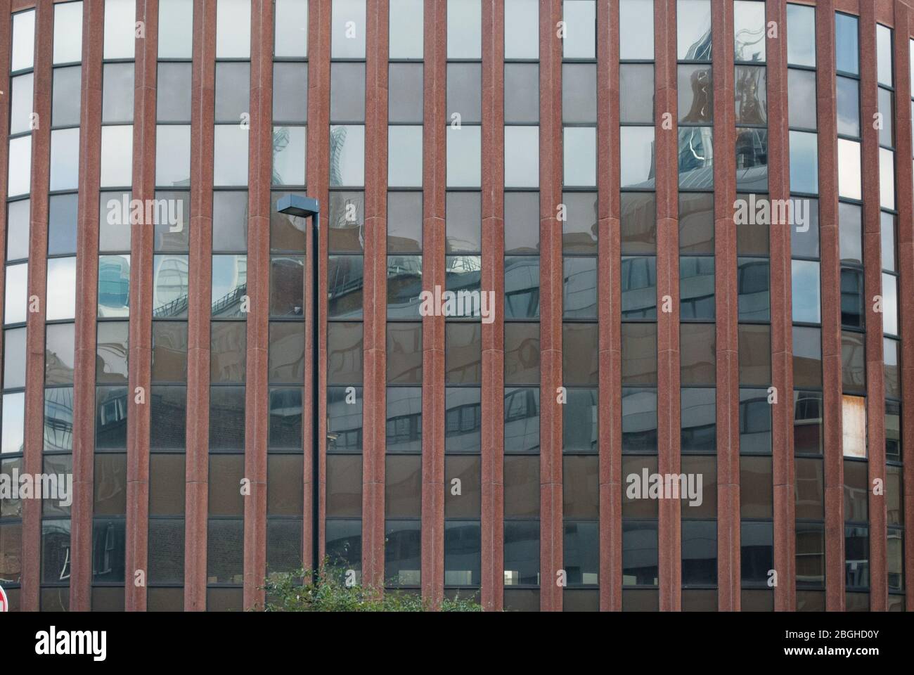 Red Tower Block Offices Latham House, 15 MinoriesTower, London EC3N 1AX Stockfoto