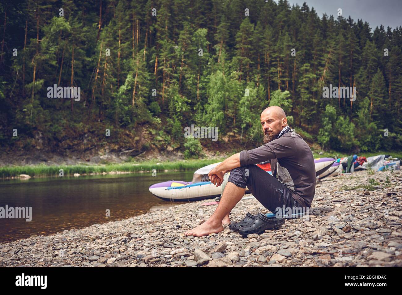 Tourist bärtigen Mann auf dem Fluss ruht. Halten Sie an und entspannen Sie sich während der Reise in die Natur. Stockfoto