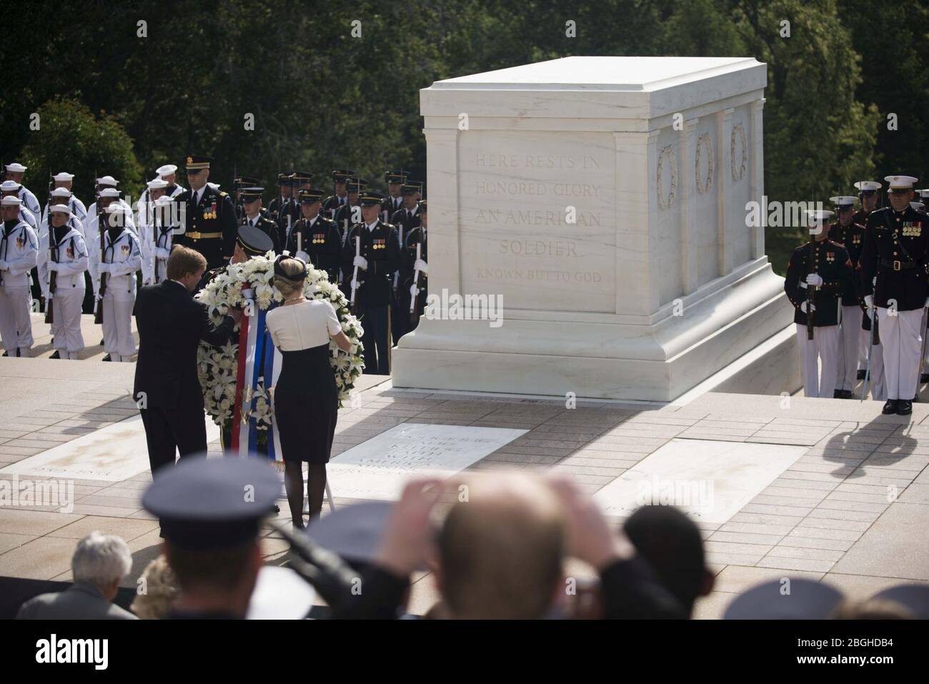 Seine Majestät König Willem-Alexander und Ihre Majestät Königin Máxima von den Niederlanden legten einen Kranz am Grab des unbekannten Soldaten auf dem Arlington Nationalfriedhof (18352128405) nieder. Stockfoto