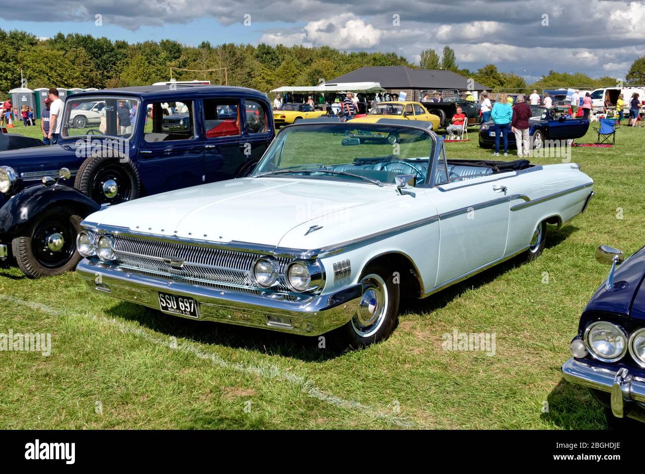 Westbury, Wiltshire / Großbritannien - 1. September 2019: Ein 1962 Mercury Monterey S-55 2-türiger Cabrio-Klassiker (SSU 697) Stockfoto