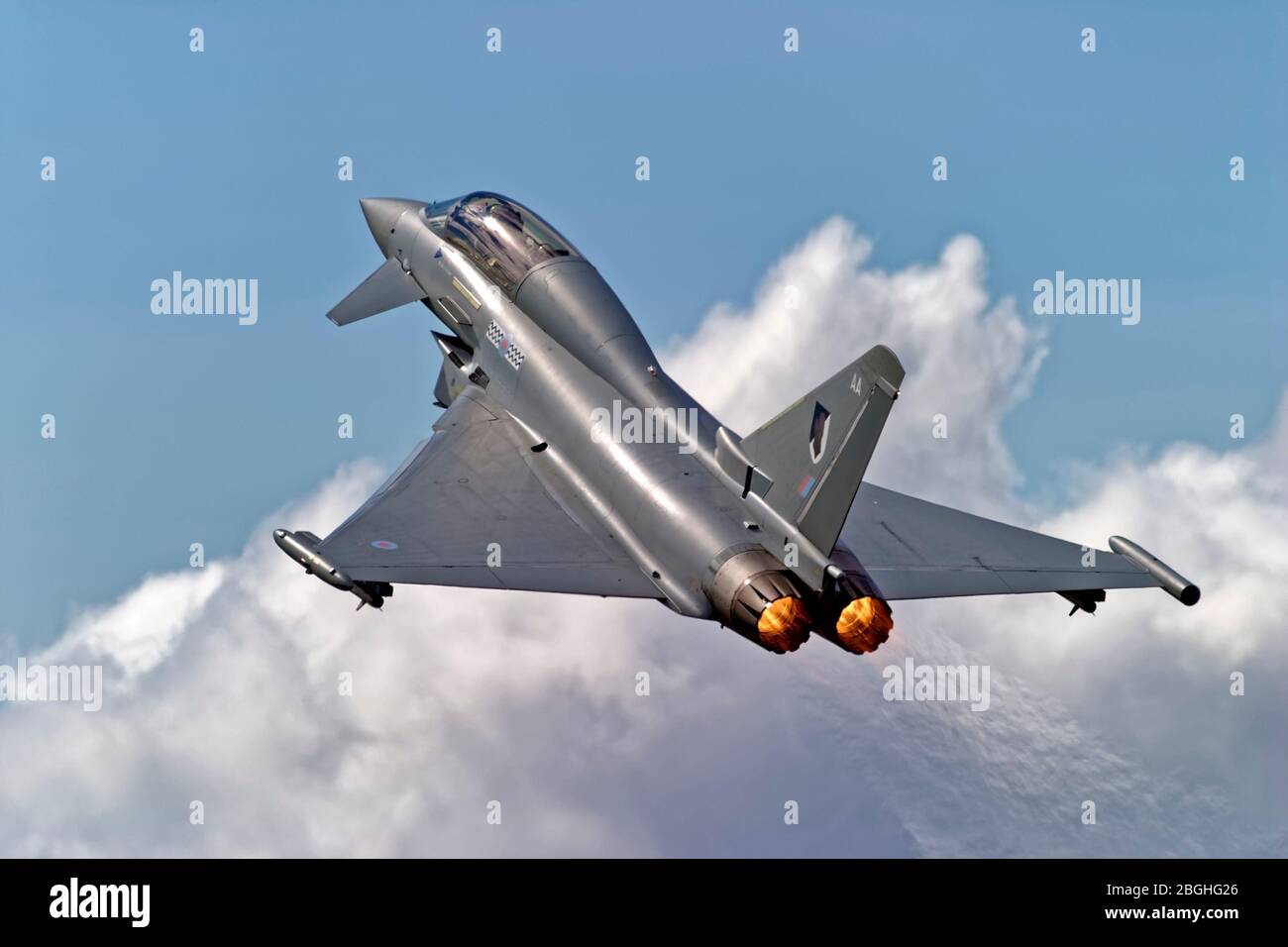 RAF Fairford, Gloucestershire / UK - Juli 17 2004: Ein RAF Eurofighter Typhoon T.1, ZJ803/AA der No.17 (R) Squadron hebt ab, um seine Anzeige durchzuführen Stockfoto