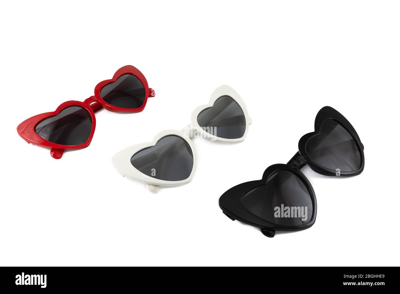 Sammlung von herzförmigen Sonnenbrille isoliert auf weißem Hintergrund. Farben Rot, Weiß und Schwarz. Seitenansicht. Stockfoto