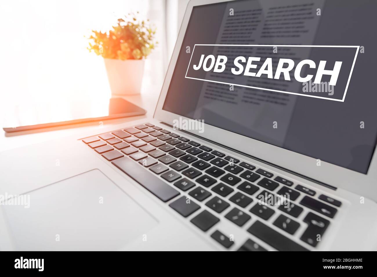 Auf der Suche nach einem Job. Jobsuche auf Laptop-Bildschirm. Konzept der Arbeitslosigkeit Stockfoto