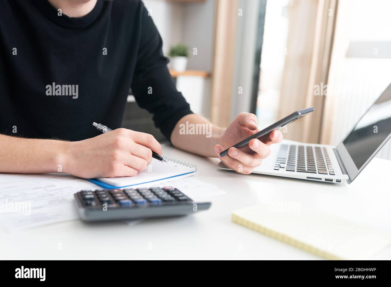 Mann, der zu Hause einen Laptop benutzt. Jobsuche oder Remote-Work-Konzept Stockfoto