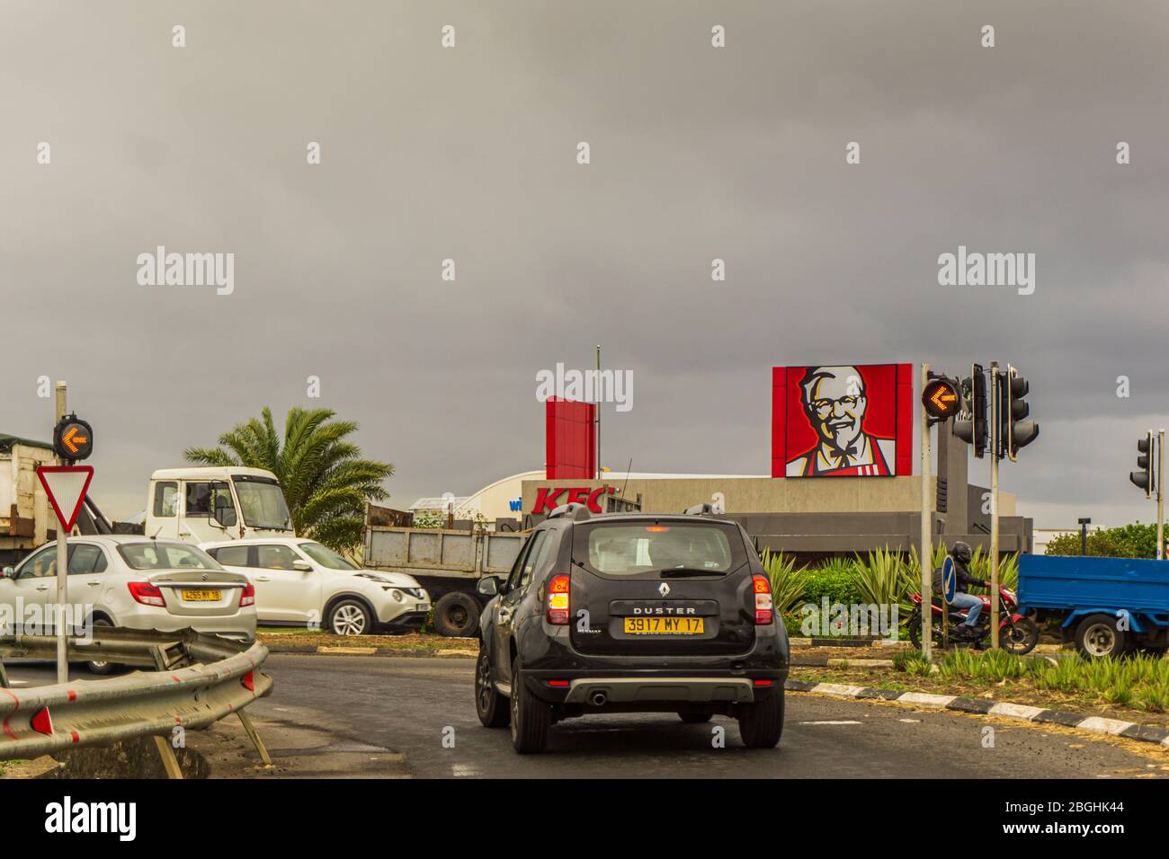 Mauritius, Dezember 2019 - viel Verkehr vor einem KFC Restaurant Stockfoto