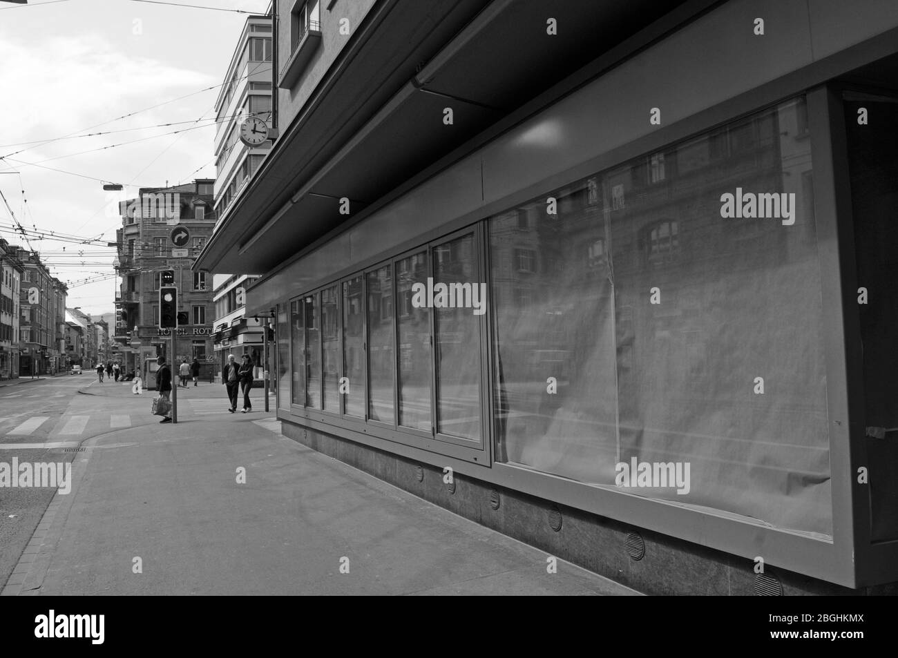 Zürich/Schweiz: Die Langstrasse ist wegen Corona CoVid19 Virus Lockdown leer. Einige Geschäfte werden für immer schließen Stockfoto