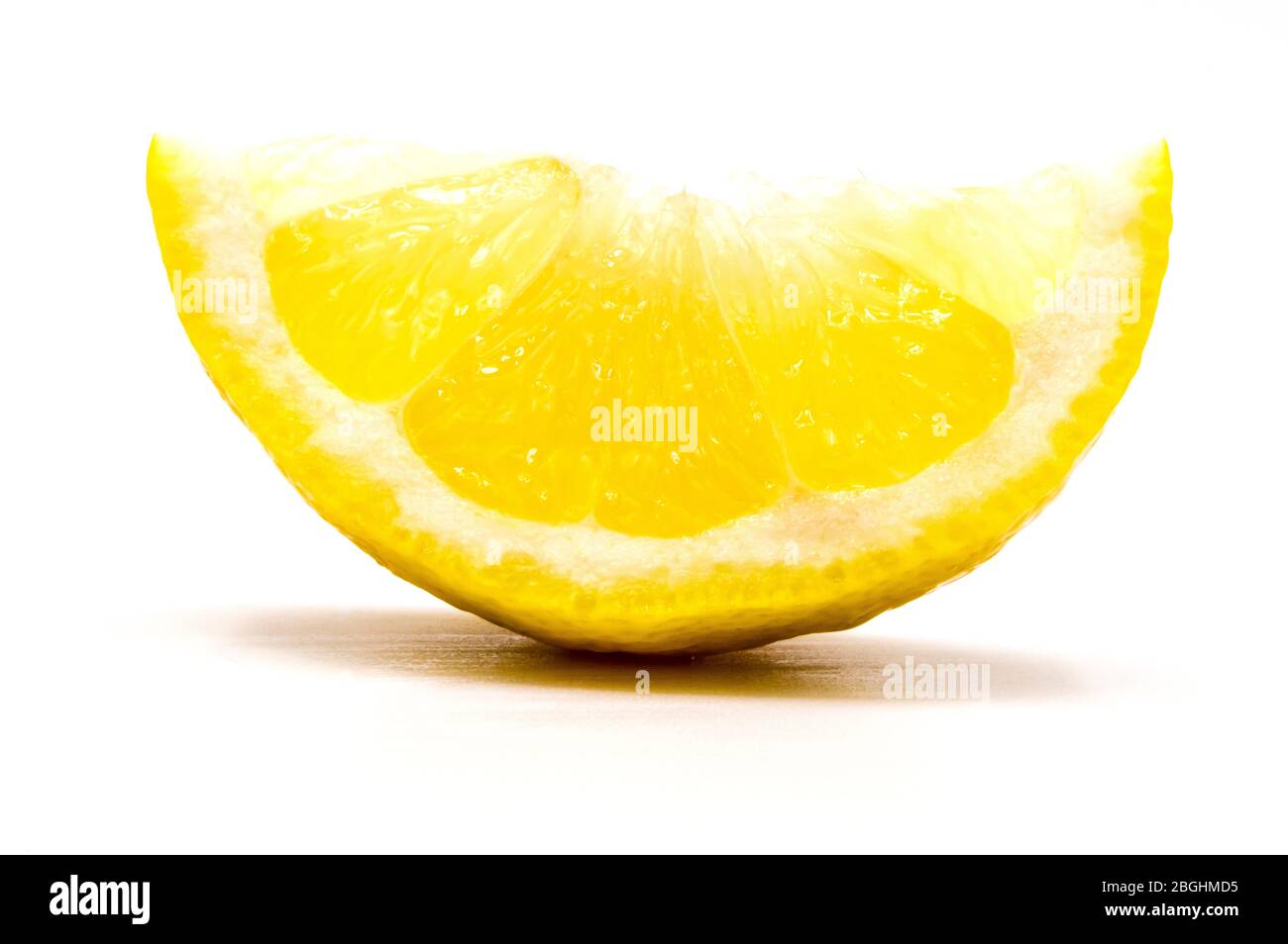 Nahaufnahme auf einer Scheibe frischer Zitronenkeil, isoliert auf weißem Hintergrund als Verpackungsdesign-Element Stockfoto