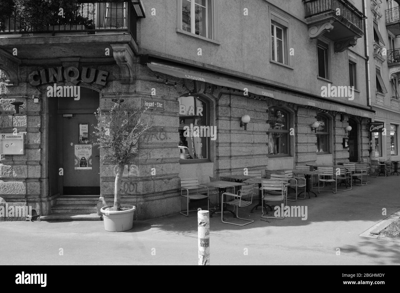 Zürich/Schweiz: Die Langstrasse ist wegen CoVid19 Virus Lockdown leer. Einige Restaurants und Geschäfte werden für immer geschlossen Stockfoto
