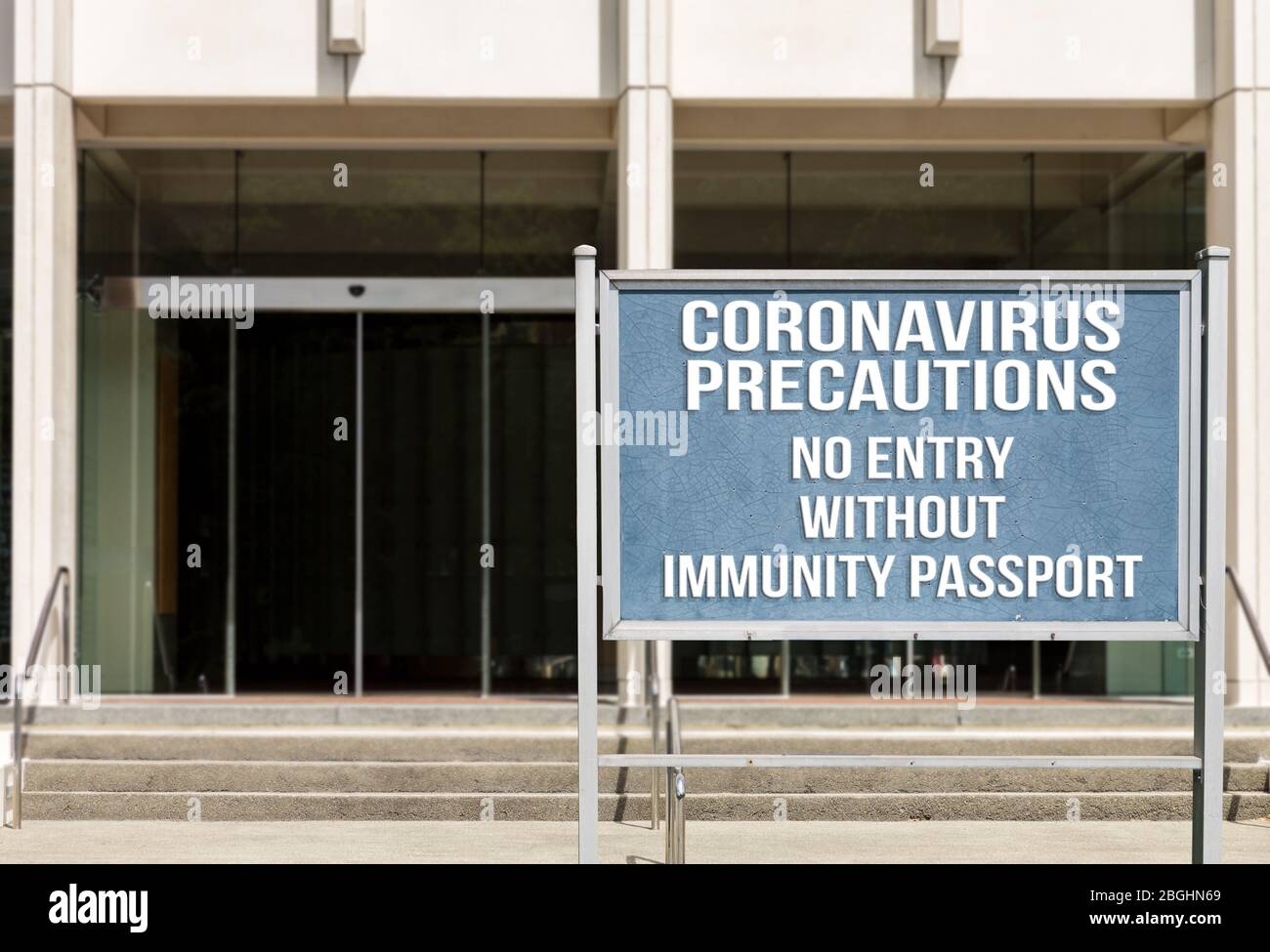 Modell des Eingangs zum Büro mit Zeichen der kein Eintrag ohne Immunität Pass oder Zertifikat zu Coronavirus Stockfoto