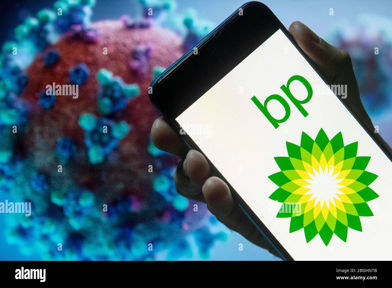 China. April 2020. In diesem Foto Illustration theÂ British Petroleum Company plc bekannt als BP plc Logo auf einem Smartphone mit einem Computermodell des COVID-19 Coronavirus auf dem Hintergrund angezeigt. Kredit: Budrul Chukrut/SOPA Images/ZUMA Wire/Alamy Live News Stockfoto