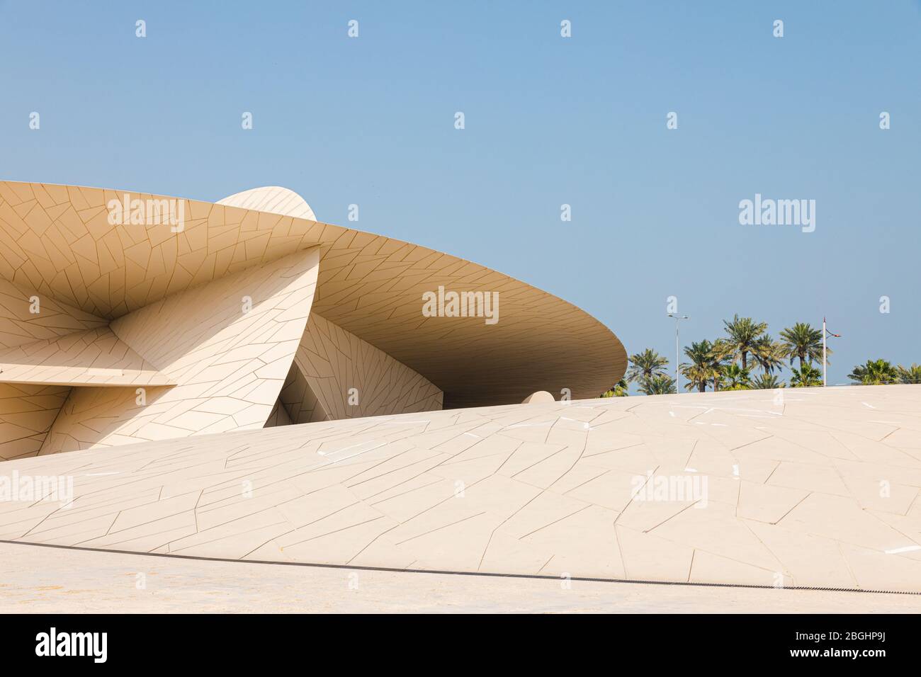 Doha, Katar - 2. März 2020: Moderne zeitgenössische Architektur Nationalmuseum von Katar von Jean Nouvel in Doha Stadt mit blauem Himmel Hintergrund Stockfoto