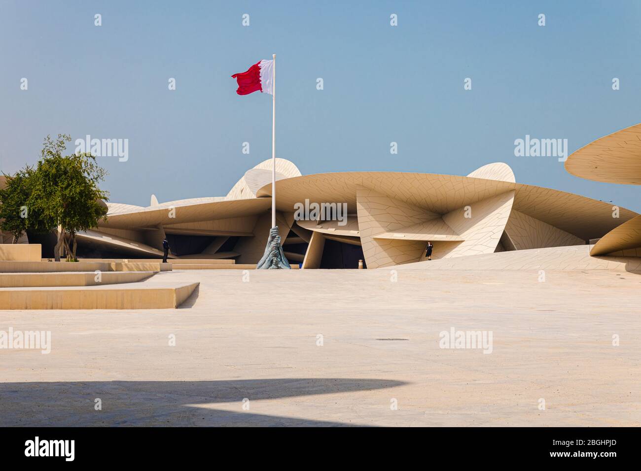 Doha, Katar - 2. März 2020: Moderne zeitgenössische Architektur Nationalmuseum von Katar von Jean Nouvel in Doha Stadt mit blauem Himmel Hintergrund Stockfoto