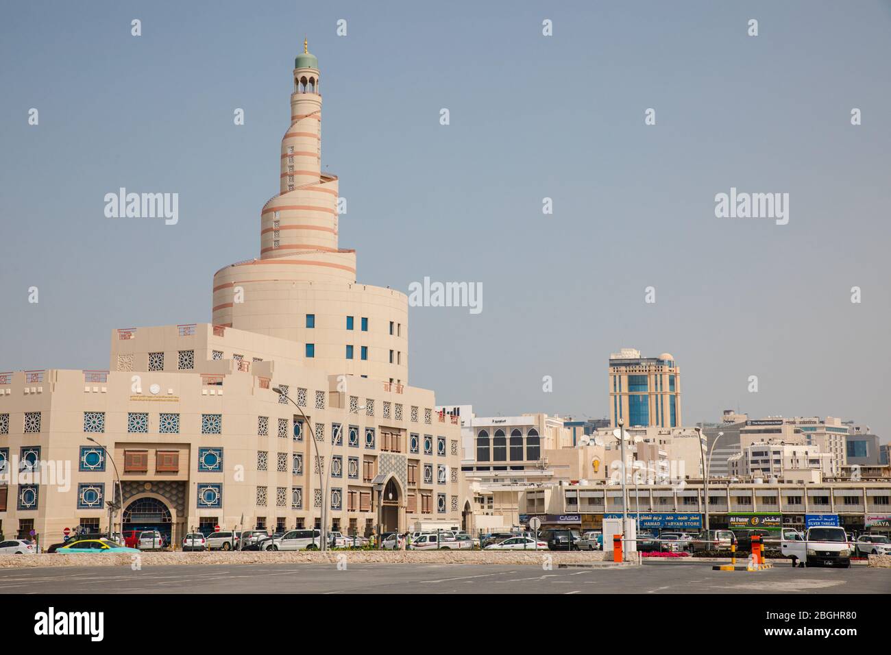 Doha, Katar - 2. März 2020: Blick auf den Al Fanar-Turm des Abdullah bin Zaid Al Mahmoud Islamic Cultural Centre, traditionelle muslimische Architektur Stockfoto