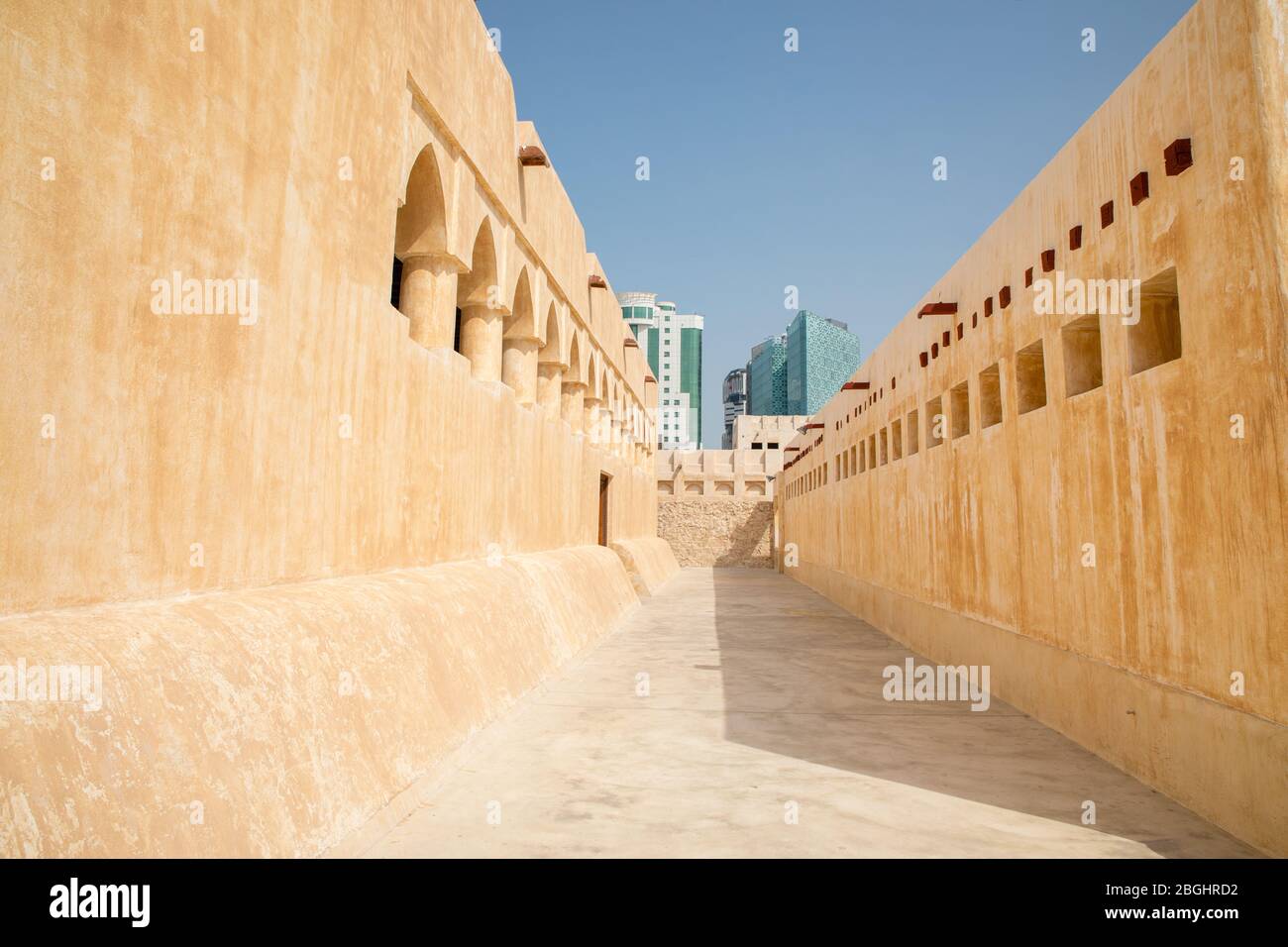 Doha, Katar - 2. März 2020: Innenhof der Domes Moschee Doha, wunderschöne islamische Kultstätte Wahrzeichen, sandige Wände und blauer Himmel Stockfoto