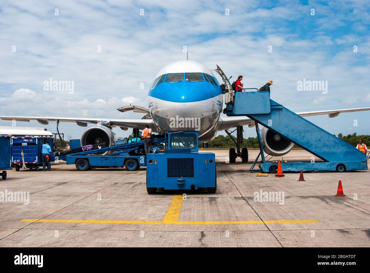 Touristen planen einen Flug auf dem Asphalt am Belize Municipal Airport Stockfoto