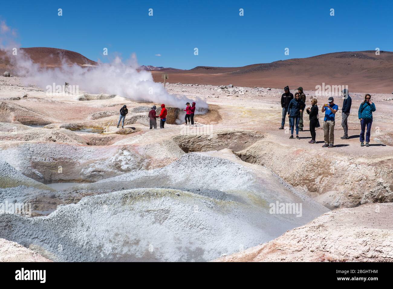 Dampfbäder und Touristen - Sol de Mañana; ein aktives Geothermiefeld, Provinz Sur Lípez in der Potosi-Abteilung im Südwesten Boliviens, S.America. Stockfoto