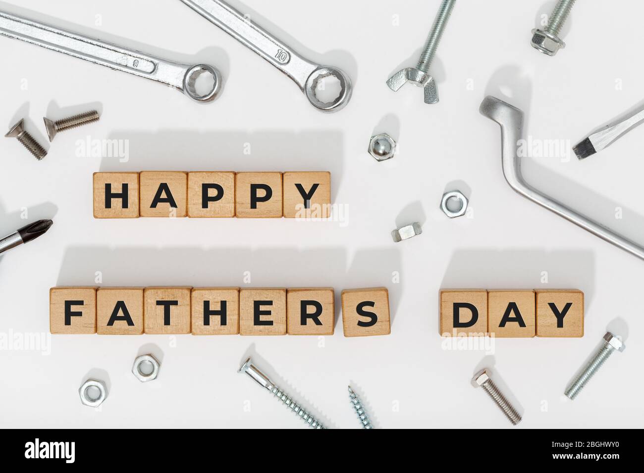Happy Fathers Day Blöcke mit Werkzeugen auf weißem Hintergrund. Hintergrund der Feier Stockfoto
